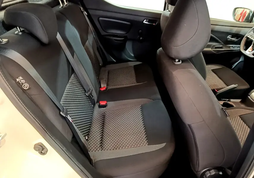 Vue intérieure côté gauche sur les sièges arrière noirs à motifs de la Nissan Micra blanche 2022 IG-T 92 Acenta.