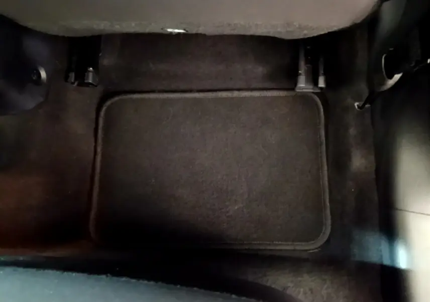 Tapis de sol noir côté passager avant dans une Nissan Micra IG-T 92 Acenta blanche de 2022.