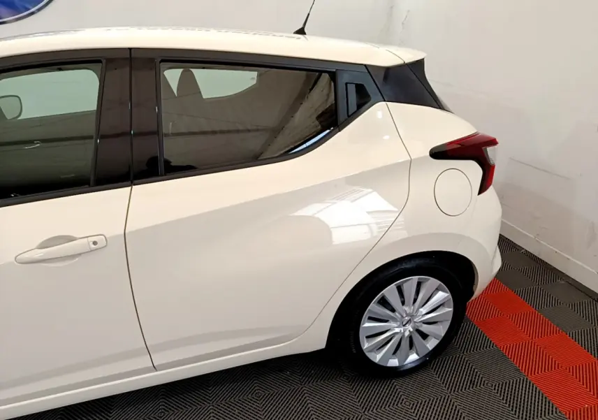 Vue latérale arrière droite d'une Nissan Micra blanche 2022 avec jantes alliage et vitres teintées.