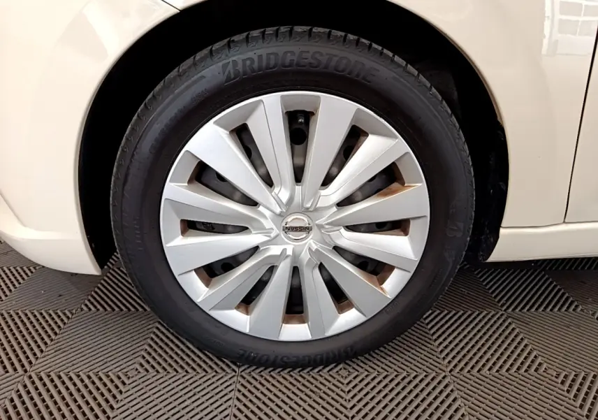 Gros plan sur la roue avant gauche blanche d'une Nissan Micra IG-T 92 Acenta avec jante argentée et pneu Bridgestone.
