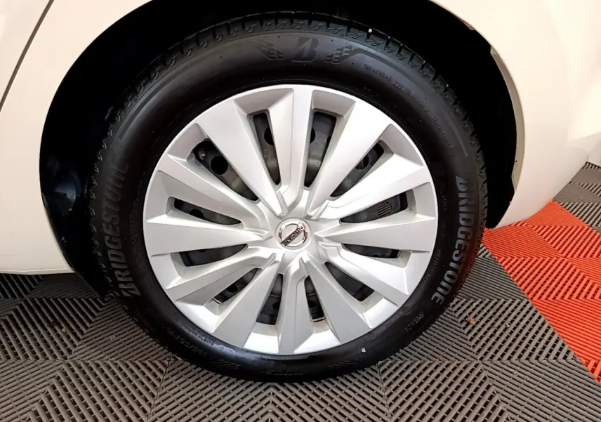 Gros plan sur la roue avant droite blanche de la Nissan Micra IG-T 92 Acenta avec jante en alliage et pneu Bridgestone.