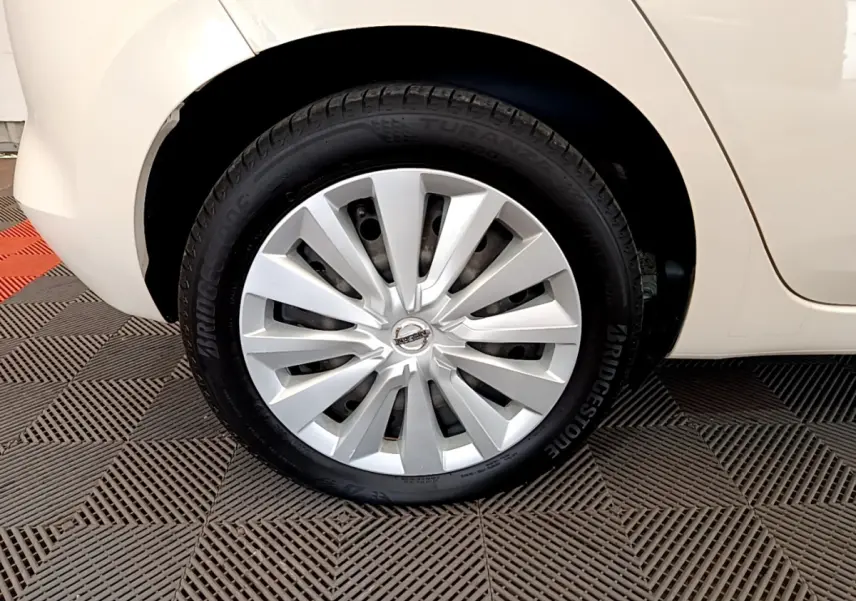 Gros plan sur la roue arrière droite blanche d'une Nissan Micra 2022 avec enjoliveur argenté et pneu Bridgestone.