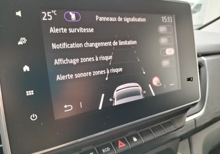 Écran tactile intérieur du Nissan Primastar 2025 montrant les alertes de panneaux de signalisation et la température à 25°C.