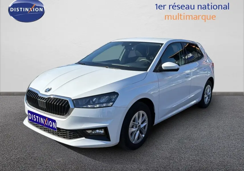 Vue 3/4 avant droite d'une Skoda Fabia gris graphite métal 2025 avec calandre noire et jantes argentées.