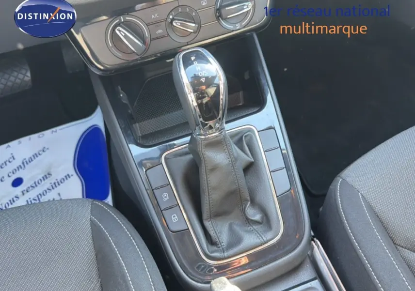 Gros plan sur la commande de boîte automatique et les réglages de climatisation d'une Skoda Fabia gris graphite.