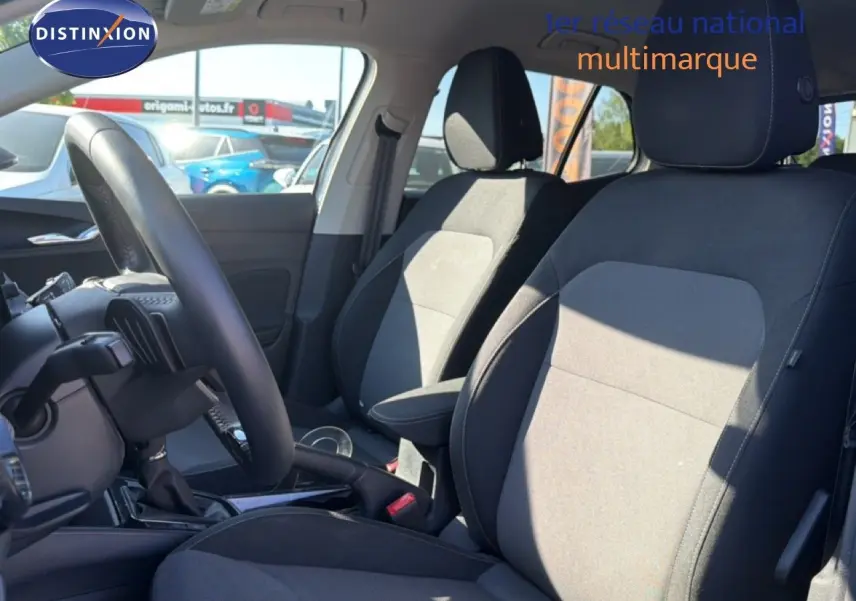 Vue intérieure côté conducteur du Skoda Fabia 2025 gris graphite, montrant les sièges tissu et le volant multifonction cuir.