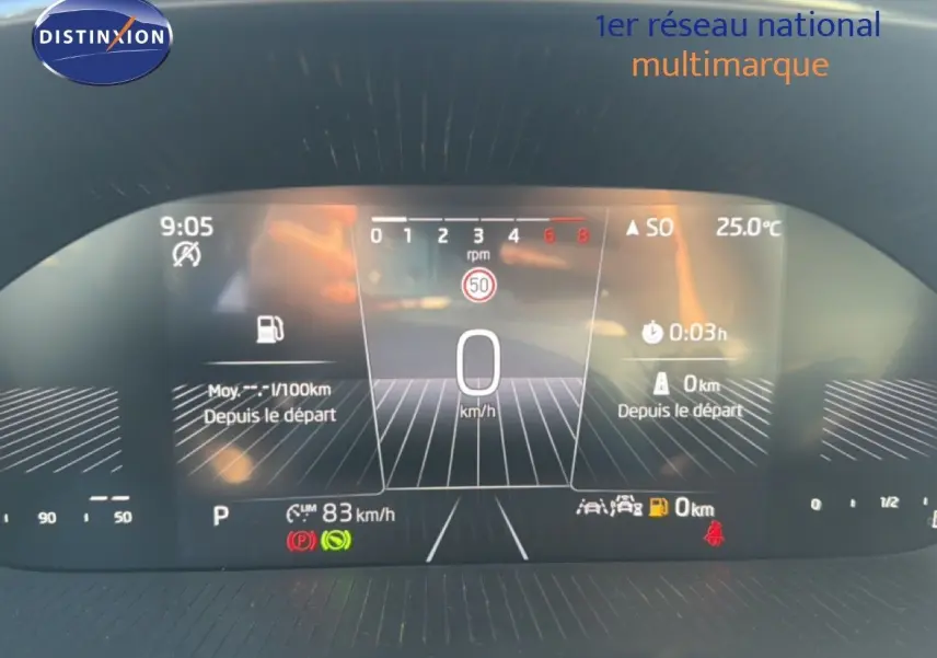 Gros plan sur la commande de l’essuie-glace dans l’habitacle de la Skoda Fabia gris graphite, avec écran tactile en arrière-plan.