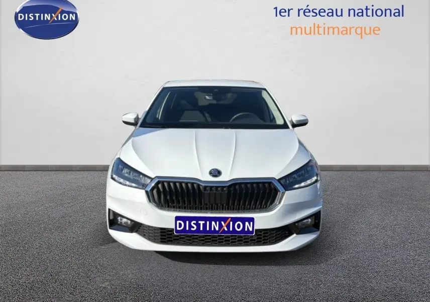 Vue frontale d'une Skoda Fabia 2025 gris graphite métallisé avec calandre noire et phares LED allumés.