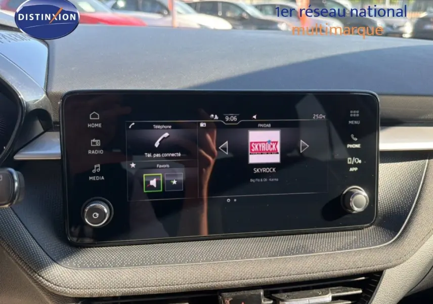 Gros plan sur les commandes de lève-vitres et réglage des rétroviseurs côté conducteur d'une Skoda Fabia gris graphite.