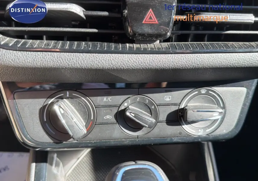 Gros plan sur les deux ports USB-C dans le compartiment de rangement intérieur d'une Skoda Fabia gris graphite.