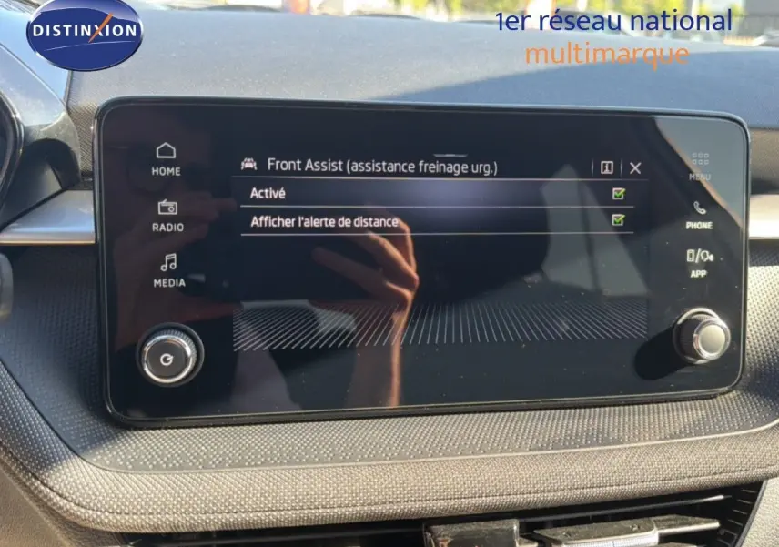 Gros plan sur les commandes de climatisation manuelle d’une Skoda Fabia gris graphite, avec ports USB visibles en dessous.