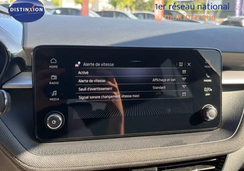 Écran tactile central de la Skoda Fabia 2025 gris graphite, affichant les options radio et médias en intérieur.