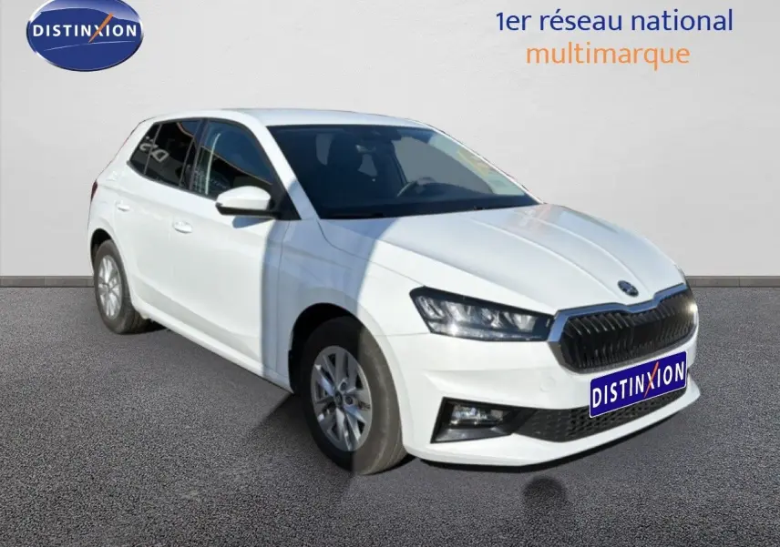 Vue 3/4 avant d'une Skoda Fabia 2025 gris graphite métal avec calandre noire et jantes argentées.