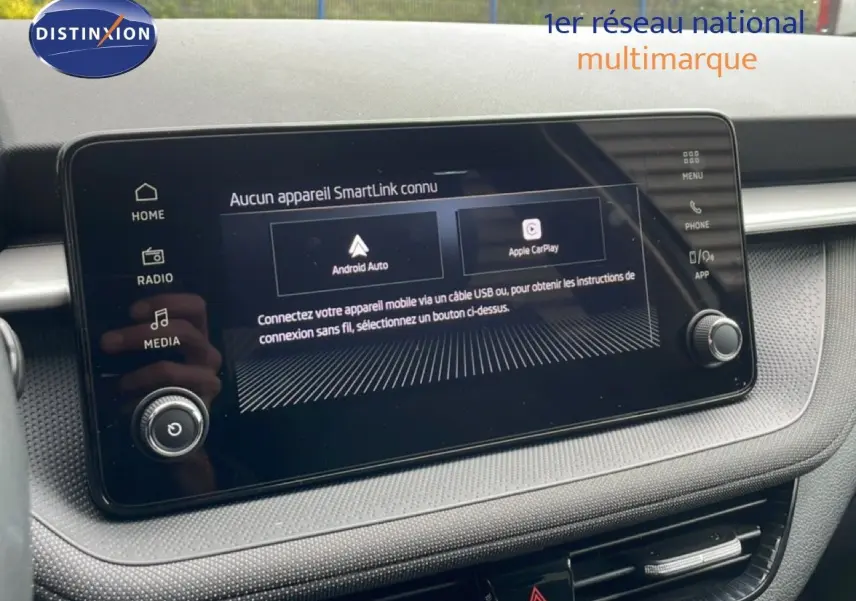 Écran tactile central de la Skoda Fabia 2025 affichant les options Android Auto et Apple CarPlay, intérieur gris graphite.
