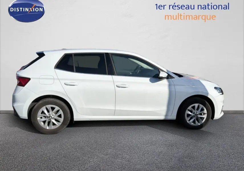 Vue latérale droite d'une Skoda Fabia 2025 gris graphite métallisé avec jantes alliage et carrosserie compacte.