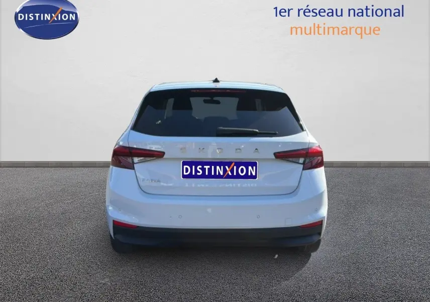 Vue arrière d'une Skoda Fabia gris graphite métal 2025, avec feux LED et logo distinctif au centre du hayon.