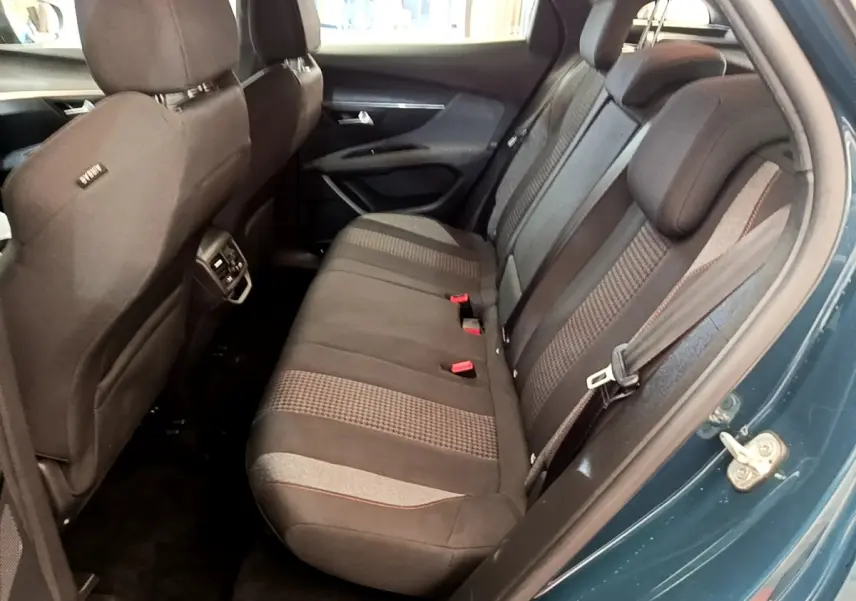 Vue intérieure côté droit des sièges arrière noirs avec détails gris du Peugeot 3008 bleu 2022.