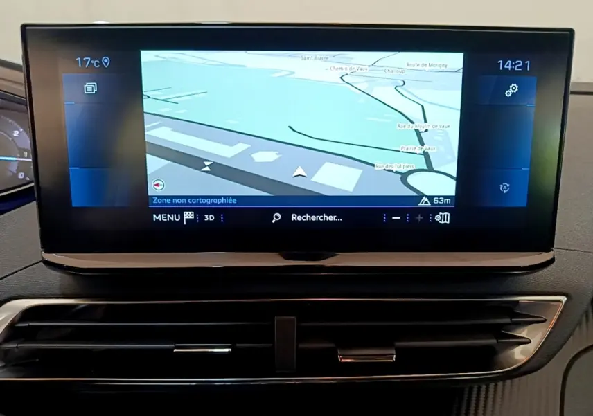 Écran tactile central affichant la navigation du Peugeot 3008 bleu, vue rapprochée du tableau de bord intérieur.