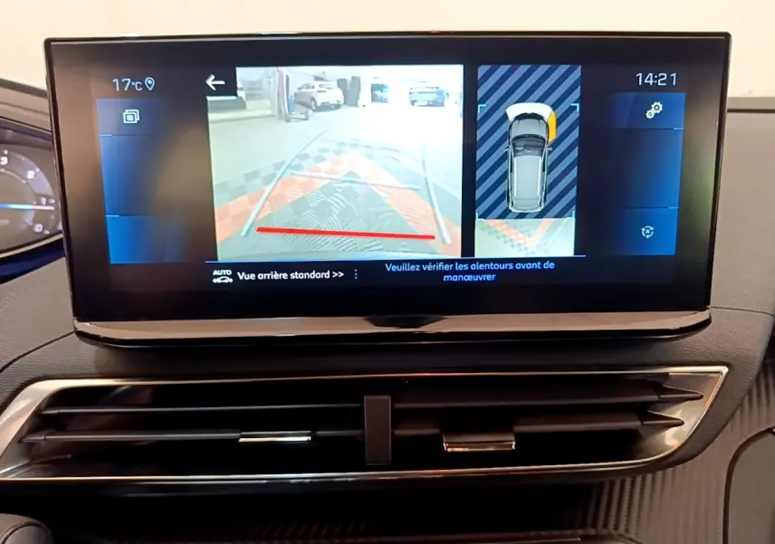 Écran tactile intérieur du Peugeot 3008 bleu, affichant la caméra de recul et l’aide au stationnement arrière.
