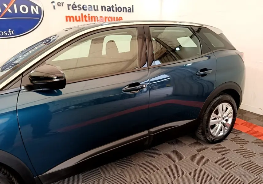 Vue latérale gauche du Peugeot 3008 bleu 2022 dans un showroom avec jantes argentées et rétroviseurs noirs.