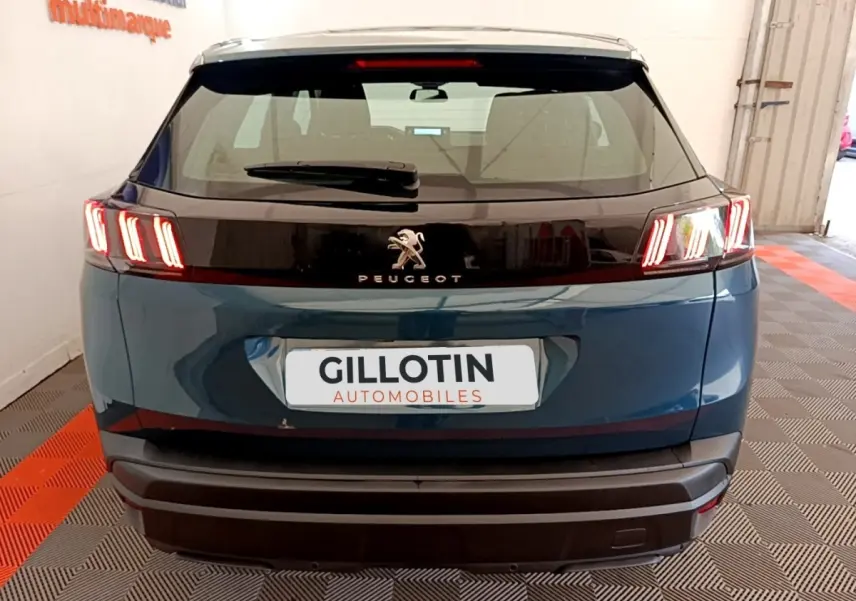 Vue arrière d’un Peugeot 3008 bleu 2022 avec feux LED caractéristiques et logo Peugeot visible.