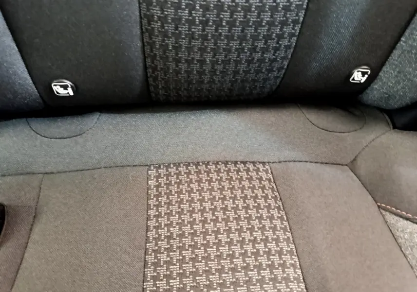 Gros plan sur la banquette arrière tissu gris et noir du Peugeot 3008 2022, montrant les attaches Isofix.