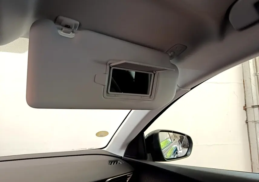 Intérieur du Peugeot 3008 bleu, vue côté gauche sur pare-soleil avec miroir et rétroviseur extérieur.