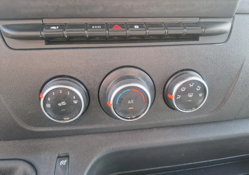 Gros plan sur les commandes de climatisation et ventilation du tableau de bord du Renault Master Châssis Cabine blanc.