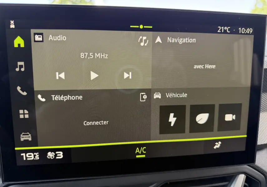 Écran tactile central du Dacia Duster Hybrid 155 Journey 2026 affichant audio, navigation et options véhicule.