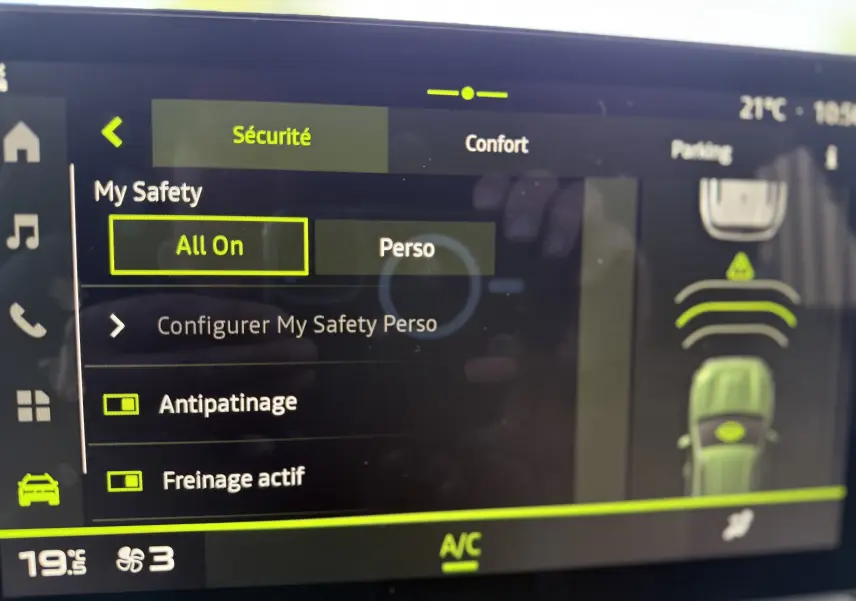 Écran tactile intérieur du Dacia Duster Hybrid 155 Journey 2026 montrant les réglages de sécurité et assistance à la conduite.