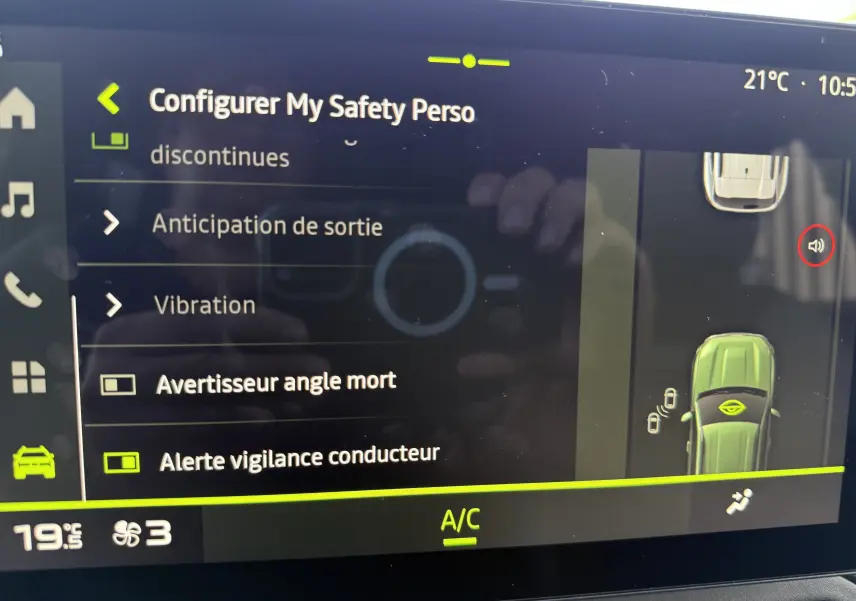 Écran tactile intérieur du Dacia Duster Hybrid 155 Journey 2026 montrant les réglages de sécurité et la vue 360° du véhicule vert.