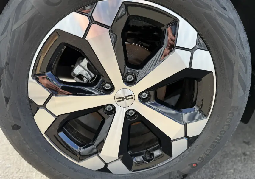 Gros plan sur la jante noire et argentée du Dacia Duster Hybrid 155 Journey 2026, avec pneu Continental Ecocontact.