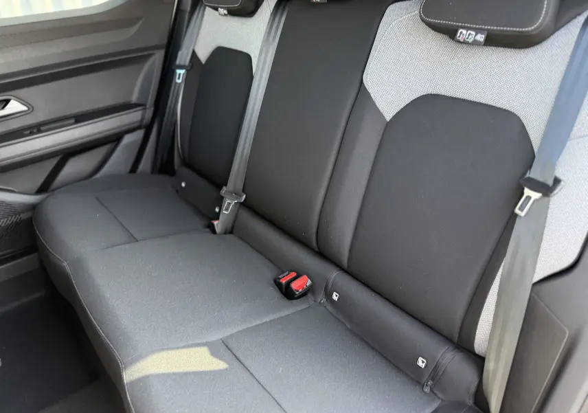 Vue intérieure du siège arrière en tissu noir et gris du Dacia Duster Hybrid 155 Journey 2026, côté droit.