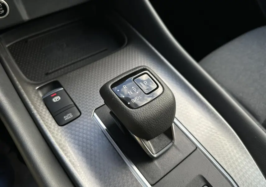 Gros plan sur le levier de vitesses automatique noir et la console centrale à finition carbone du Nissan Qashqai 2025.