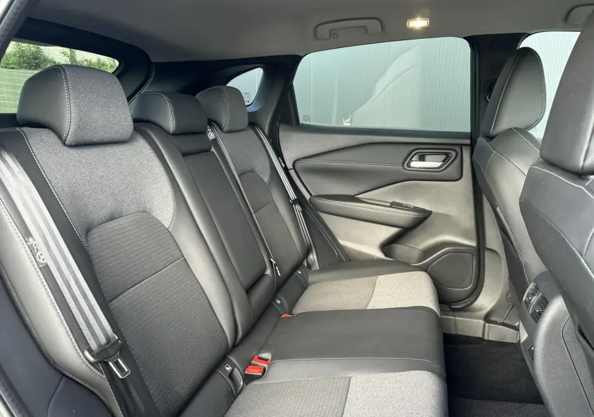 Vue intérieure côté droit des sièges arrière du Nissan Qashqai blanc nacré, sellerie mixte tissu et TEP noire.