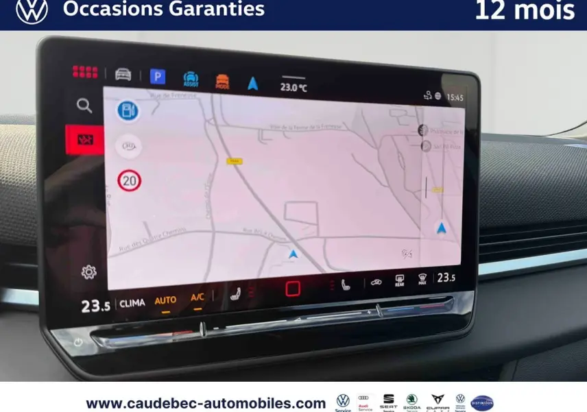 Vue intérieure du tableau de bord du Volkswagen T-Roc 2026 avec écran tactile de navigation et commandes climatiques.