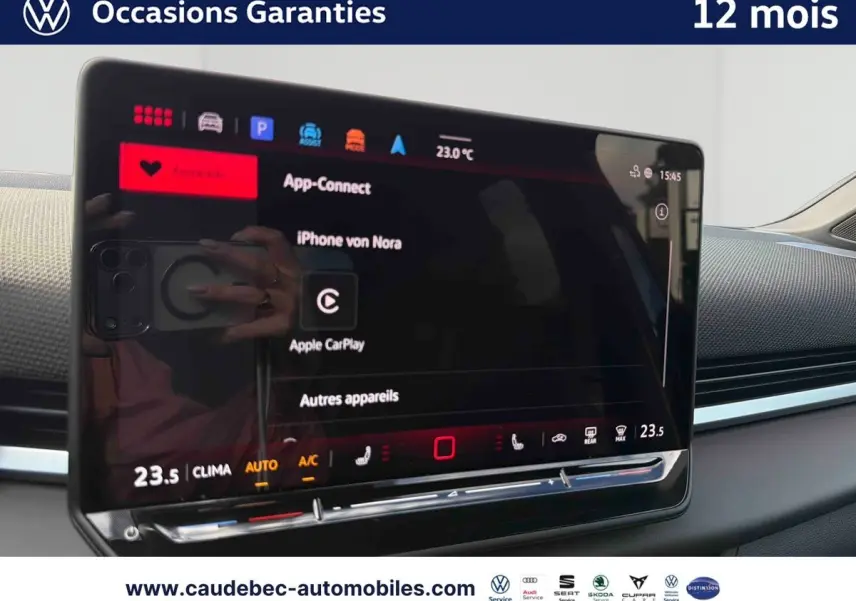 Vue intérieure du tableau de bord du Volkswagen T-Roc 2026, écran tactile affichant App-Connect et Apple CarPlay.