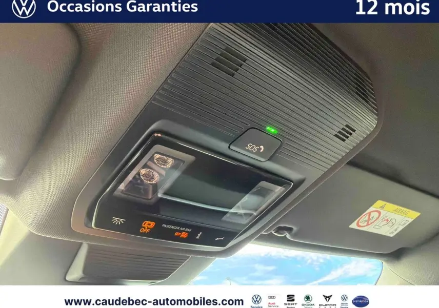 Vue intérieure en gros plan du plafonnier noir avec commandes SOS et éclairage sur Volkswagen T-Roc bleu 2026