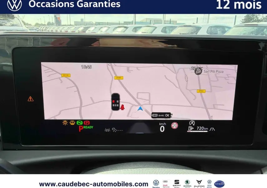 Écran de navigation du Volkswagen T-Roc bleu 2026 affichant la carte et les informations de conduite.