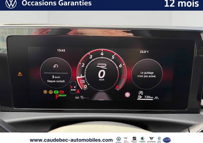 Tableau de bord numérique du Volkswagen T-Roc 2026, affichage sportif avec compte-tours et vitesse à 0 km/h.