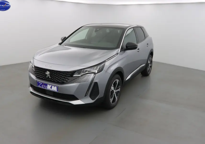 Peugeot 3008 gris Artense métal vue 3/4 avant droit dans un studio lumineux avec calandre noire distinctive.