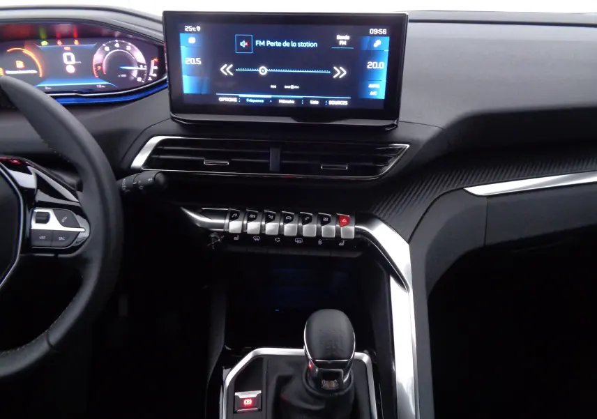 Intérieur Peugeot 3008 2023 en gris, vue centrale sur tableau de bord avec écran tactile et levier de vitesse manuel.