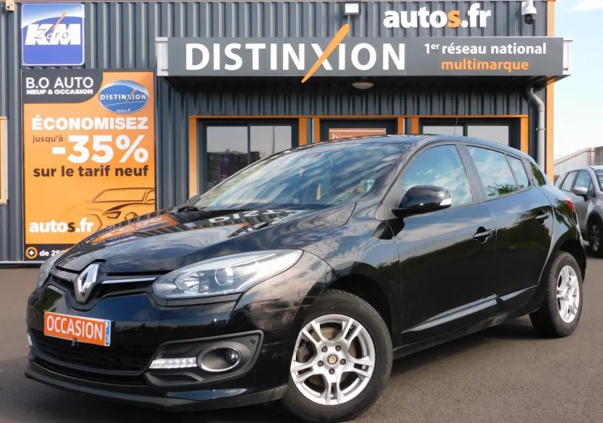 Renault Mégane noire vue en 3/4 avant droit, avec phares allumés et jantes alliage argentées.