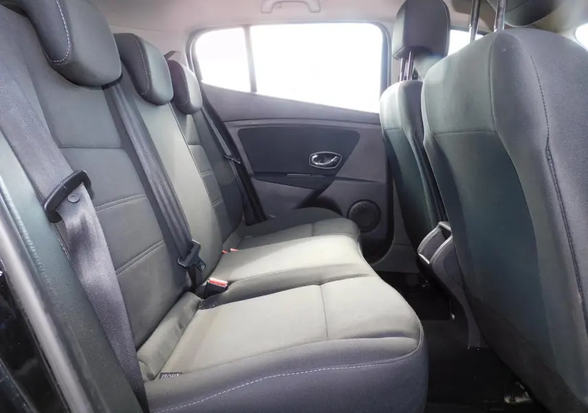 Vue intérieure côté gauche de la banquette arrière noire de la Renault Mégane 2015 avec appuie-têtes réglables.