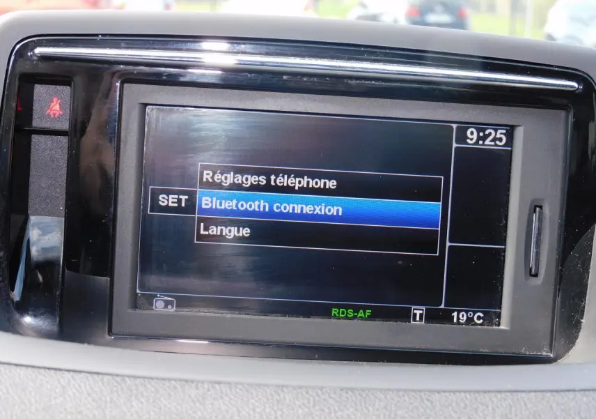 Écran central tactile de la Renault Mégane 2015 affichant le menu Bluetooth en intérieur lumineux.