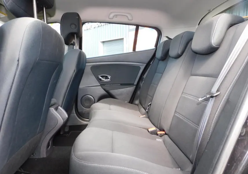 Vue latérale intérieure côté droit des sièges arrière noirs de la Renault Mégane 1.2 TCe 130 Limited de 2015.