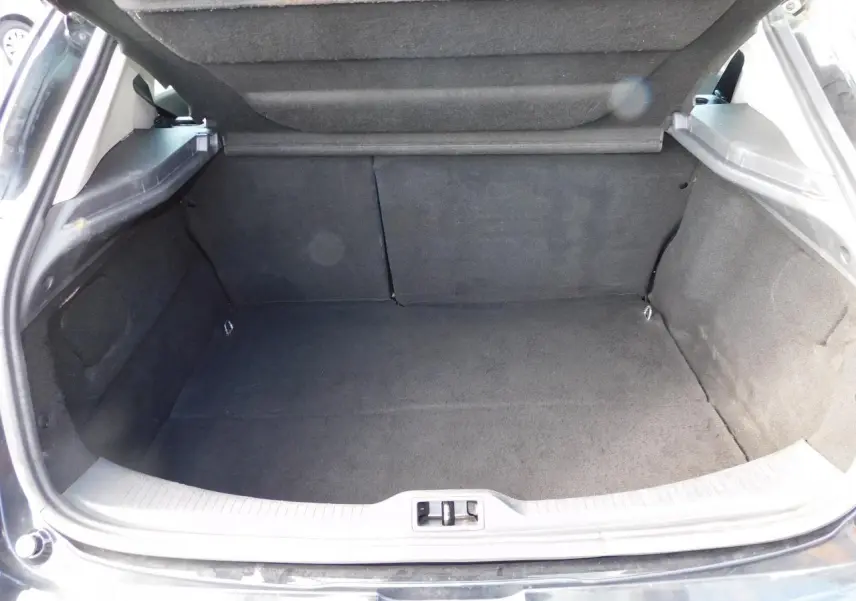 Coffre ouvert de la Renault Mégane noire de 2015, montrant un espace de chargement propre et spacieux.