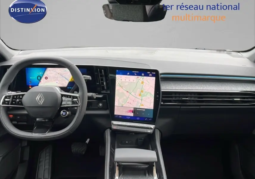Intérieur du Renault Espace 2025 avec tableau de bord noir, écran tactile vertical et volant multifonction.