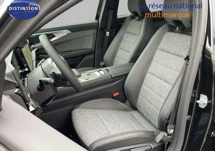 Intérieur du Renault Espace 2025, vue côté conducteur, sièges gris tissu et cuir noir étoile métal.