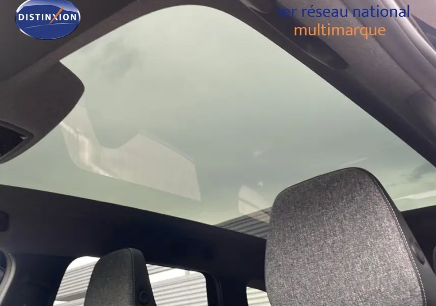 Toit panoramique en verre et appuie-tête arrière gris à l'intérieur du Renault Espace noir étoile métal 2025